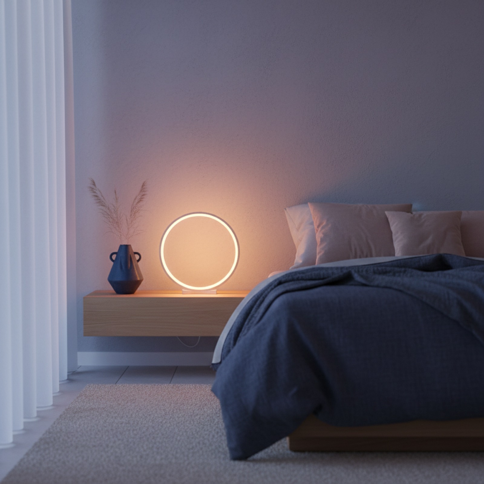 Lampe d'aube contre un mur lilas